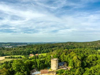Borgholzhausen-Burg Ravensberg-Teutoburger-Wald-Tourismus-D-Ketz-090-CC-BY-SA.jpg Luftaufnahme der mittelalterlichen Burg Ravensberg im Teutoburger Wald, umgeben von dichten Wäldern.