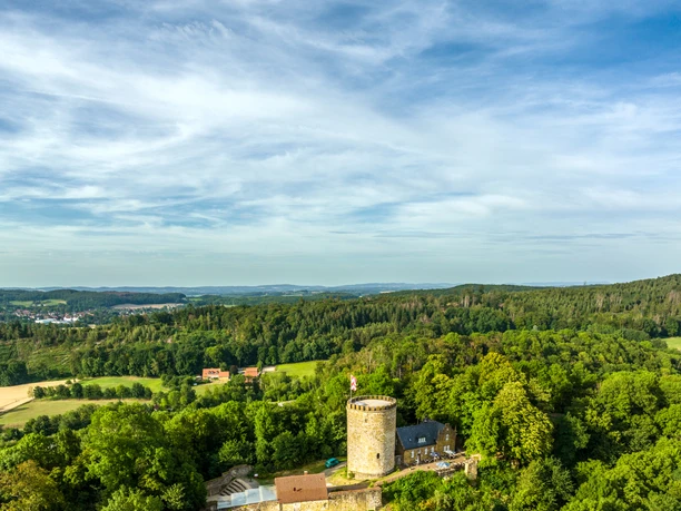 Borgholzhausen-Burg Ravensberg-Teutoburger-Wald-Tourismus-D-Ketz-090-CC-BY-SA.jpg Luftaufnahme der mittelalterlichen Burg Ravensberg im Teutoburger Wald, umgeben von dichten Wäldern.