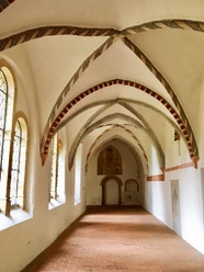 Dom_Kreuzgang2_Roemer_032023.jpg Ein Gewölbe aus Stein im Inneren des Doms