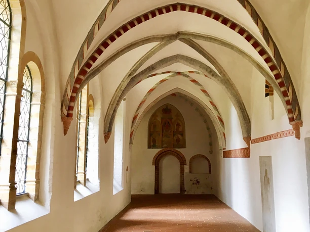 Dom_Kreuzgang2_Roemer_032023.jpg Ein Gewölbe aus Stein im Inneren des Doms