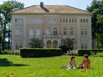 Arminiuspark Bad Lippspringe zwei Personen picknicken auf dem Rasen