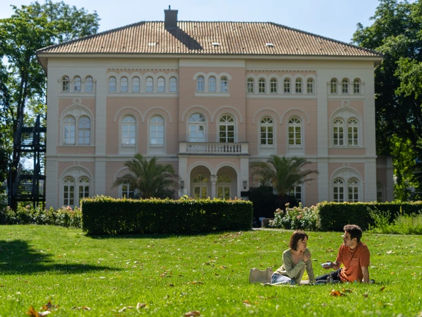Arminiuspark Bad Lippspringe zwei Personen picknicken auf dem Rasen