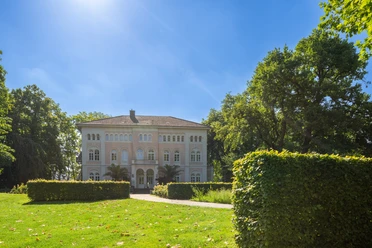 Blauer Himmel und grüner Rasen im Arminiuspark in Bad Lippspringe