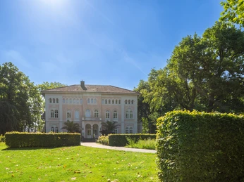 BadLippspringe-Arminiuspark-Teutoburger-Wald-Tourismus-Patrick-Gawandtka-011.jpg Blauer Himmel und grüner Rasen im Arminiuspark in Bad Lippspringe