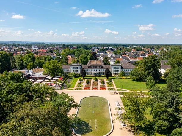 BadLippspringe-Landesgartenschau-Teutoburger-Wald-Tourismus-Patrick-Gawandtka-042-CC-BY-SA.jpg <p>Luftaufnahme von einem prachtvollen Schloss umgeben von einem weitläufigen, gepflegten Garten.</p>