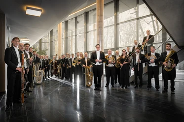 Sächsische Bläserphilharmonie im Foyer Sächsische Bläserphilharmonie mit Instrumenten im Foyer