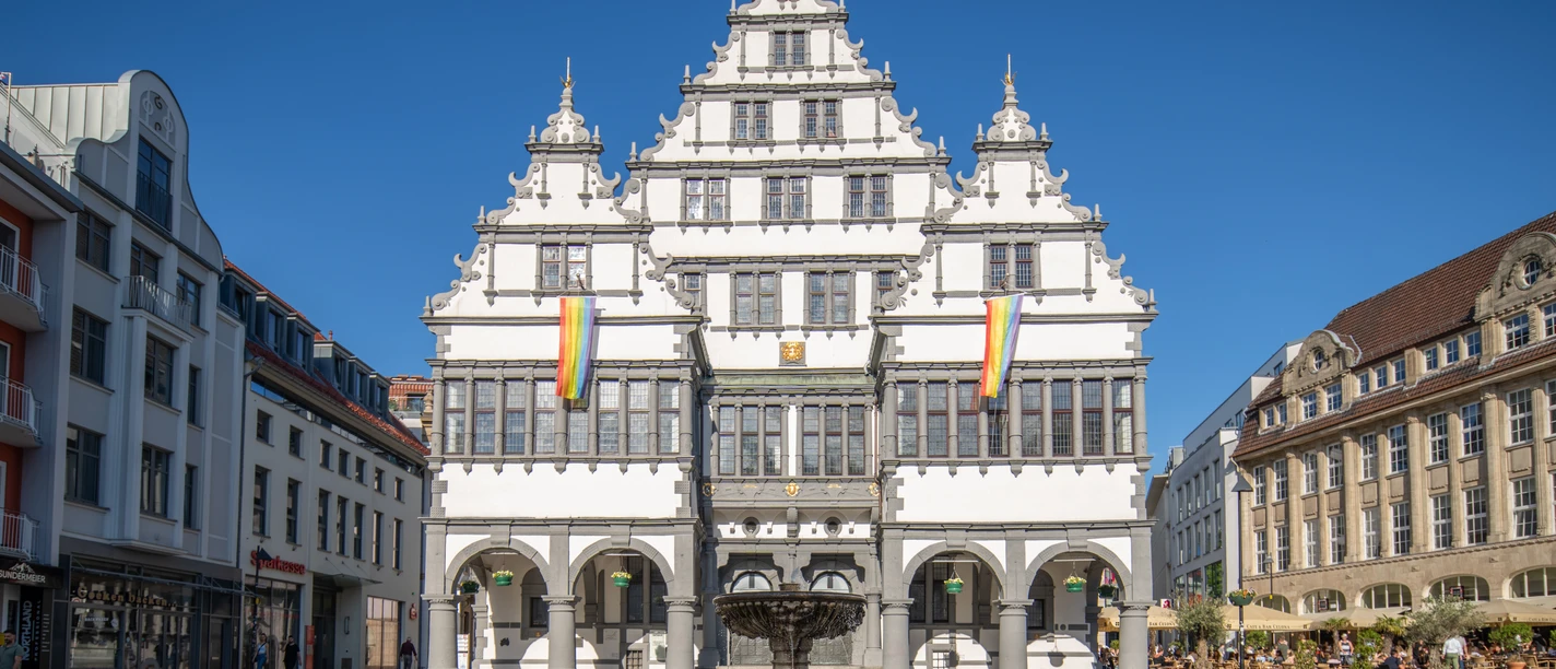 Paderborn-Rathaus-Teutoburger-Wald-Tourismus-Patrick-Gawandtka-096-CC-BY-SA.jpg Renaissance-Rathaus mit prächtiger Fassade und Schaugiebeln, im Vordergrund ein runder Brunnen.
