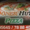 Döner_Hut_Pizza.JPG Werbung für ein Restaurant mit Spezialitäten wie Döner, Pizza und weiteren Speisen in bunter Aufmachung.
