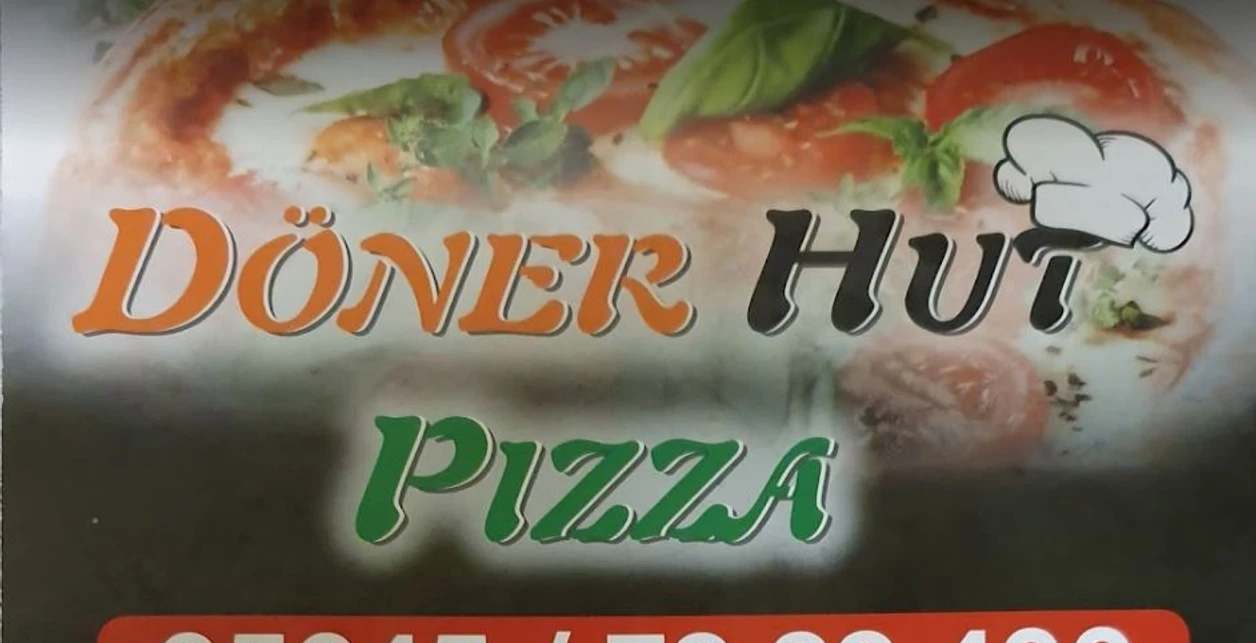 Döner_Hut_Pizza.JPG Werbung für ein Restaurant mit Spezialitäten wie Döner, Pizza und weiteren Speisen in bunter Aufmachung.