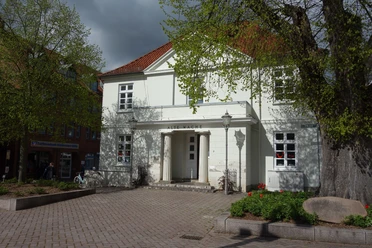 Alte Wache 2.JPG Alte Wache am Marktplatz, weißes Gebäude mit rotem Dach, links und rechts Bäume, davor Platz und Gehwege