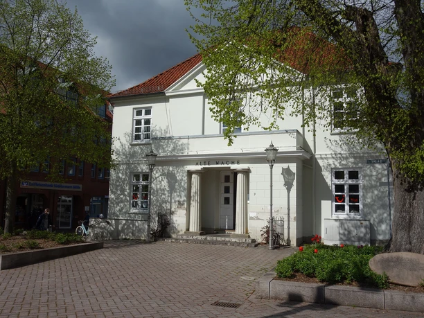 Alte Wache 2.JPG Alte Wache am Marktplatz, weißes Gebäude mit rotem Dach, links und rechts Bäume, davor Platz und Gehwege
