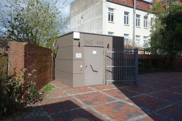 Marktplatz.JPG Ein kleines Toilettenhäuschen von außen mit der Aufschrift "WC"
