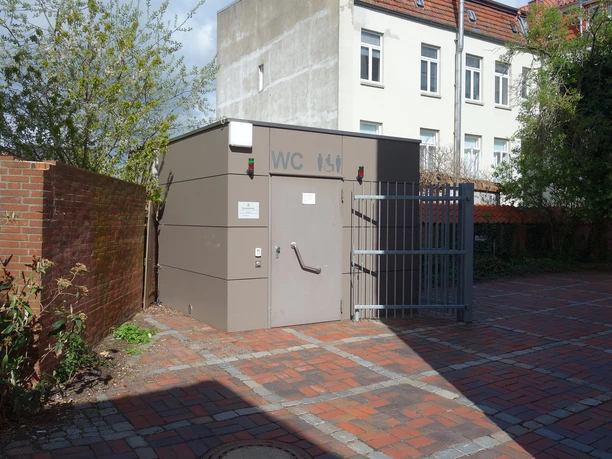 Marktplatz.JPG Ein kleines Toilettenhäuschen von außen mit der Aufschrift "WC"
