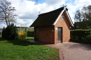 Schiffsanleger 2.JPG Am Schiffsanleger auf der Schlosswiese steht ein Toilettenhaus mit dunklem Dach und weißen Giebeln