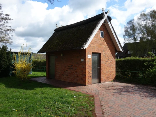 Schiffsanleger 2.JPG Am Schiffsanleger auf der Schlosswiese steht ein Toilettenhaus mit dunklem Dach und weißen Giebeln