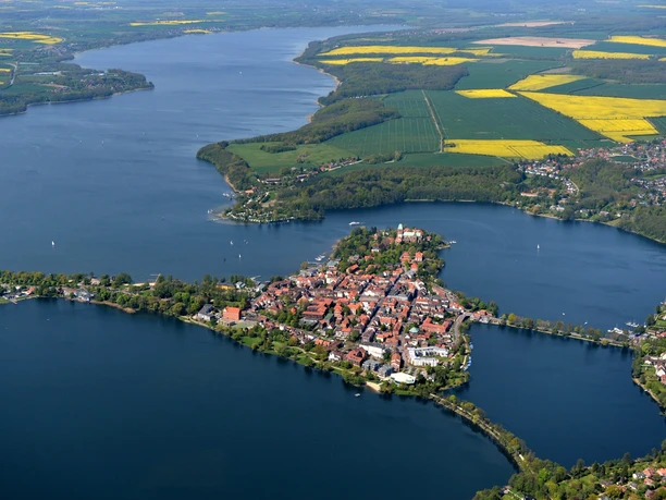 Die Inselstadt Ratzeburg aus der Vogelperspektive; Burkhard Kuhn.jpg Luftbild der Inselstadt Ratzeburg