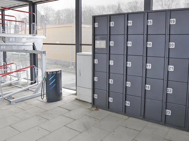 Schließfächer in einem Fahrradparkhaus