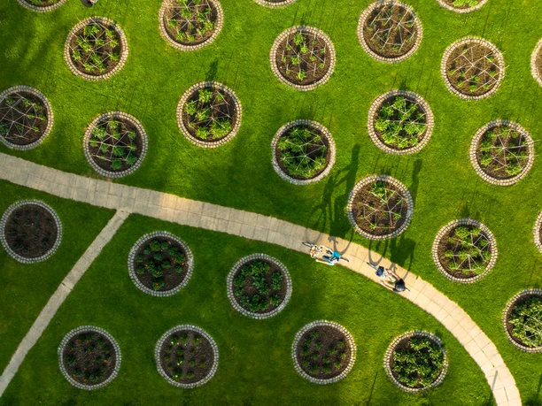 Bielefeld-Nordpark-Teutoburger-Wald-Tourismus-D-Ketz-111.jpg Kreisförmige Blumenbeete auf grüner Wiese, durchzogen von einem geschwungenen Weg aus Stein.