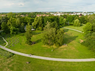 Bielefeld-Nordpark-Teutoburger-Wald-Tourismus-D-Ketz-110-CC-BY-SA.jpg <p>Weitläufiger Park mit Rasenflächen, Bäumen und Wegen, Menschen entspannen im Grünen.</p>