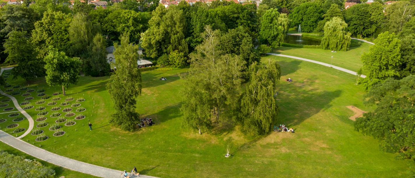 Bielefeld-Nordpark-Teutoburger-Wald-Tourismus-D-Ketz-110-CC-BY-SA.jpg <p>Weitläufiger Park mit Rasenflächen, Bäumen und Wegen, Menschen entspannen im Grünen.</p>