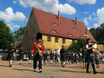 Mittelsächsischer Kultursommer vor dem Kloster Buch Musikgruppe mit Dudelsäcken und Trommeln vor dem Kloster BuchMusic group with bagpipes and drums in front of Buch MonasteryHudební skupina s dudami a bubny před klášterem BuchGrupa muzyczna z dudami i bębnami przed klasztorem BuchMuziekgroep met doedelzakken en trommels voor het klooster van BuchGruppo musicale con cornamuse e tamburi davanti al monastero di Buch