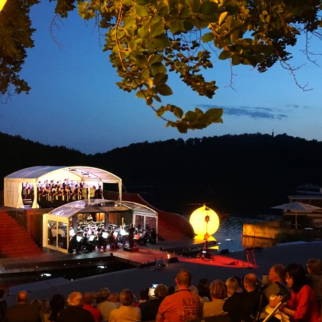 Central Saxon Summer of Culture on the illuminated lake stage in Kriebstein