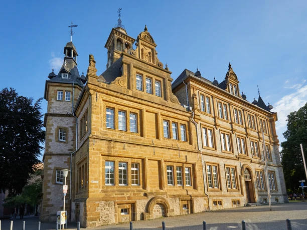 Bielefeld-Ratsgymnasium-Teutoburger-Wald-Tourismus-T-Evers-091.jpg Historisches Gebäude in Bielefeld aus Sandstein mit Türmen und Ornamenten bei sonnigem Wetter.