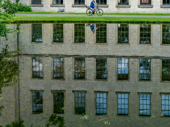 Bielefeld-RavensbergerPark-Teutoburger-Wald-Tourismus-Patrick-Gawandtka-089.jpg <p>Radfahrer vor historischer Steinmauer, spiegelnd in einem ruhigen Wasser.</p>