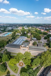 Bielefeld-RavensbergerPark-Teutoburger-Wald-Tourismus-Patrick-Gawandtka-090-CC-BY-SA.jpg Luftaufnahme eines historischen Gebäudes inmitten grüner Landschaft unter blauem Himmel mit Wolken.