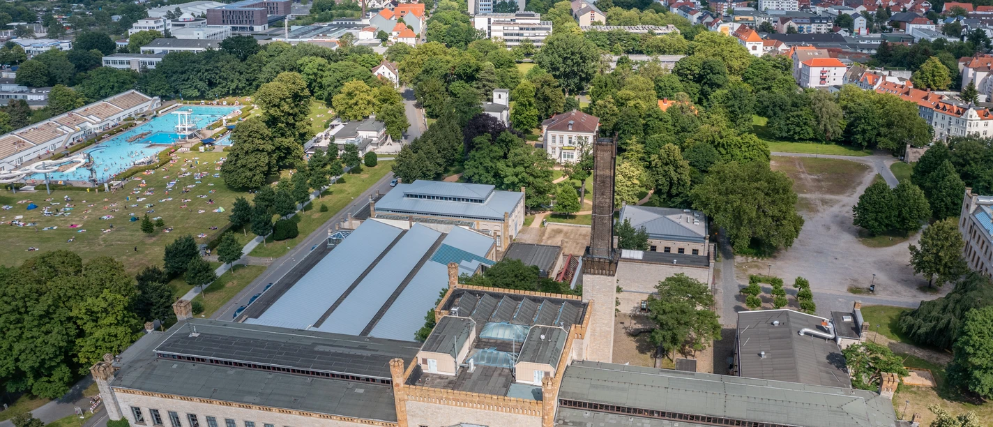 Bielefeld-RavensbergerPark-Teutoburger-Wald-Tourismus-Patrick-Gawandtka-090-CC-BY-SA.jpg Luftaufnahme eines historischen Gebäudes inmitten grüner Landschaft unter blauem Himmel mit Wolken.