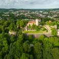 Bielefeld-Sparrenburg-Teutoburger-Wald-Tourismus-D-Ketz-010.jpg Burgruine auf bewaldetem Hügel, umgeben von Stadt und grüner Hügellandschaft.