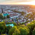 Bielefeld-Sparrenburg-Teutoburger-Wald-Tourismus-D-Ketz-012.jpg <p>Luftaufnahme einer Stadt bei Sonnenuntergang mit Kirche, Wohnhäusern und Bäumen im Vordergrund.</p>