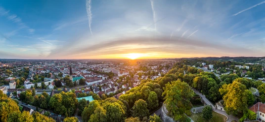 Bielefeld-Sparrenburg-Teutoburger-Wald-Tourismus-D-Ketz-013.jpg Panorama von Bielefeld bei Sonnenuntergang, mit grünen Hügeln und der Stadt im Tal eingebettet.
