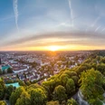 Bielefeld-Sparrenburg-Teutoburger-Wald-Tourismus-D-Ketz-013.jpg Panorama von Bielefeld bei Sonnenuntergang, mit grünen Hügeln und der Stadt im Tal eingebettet.