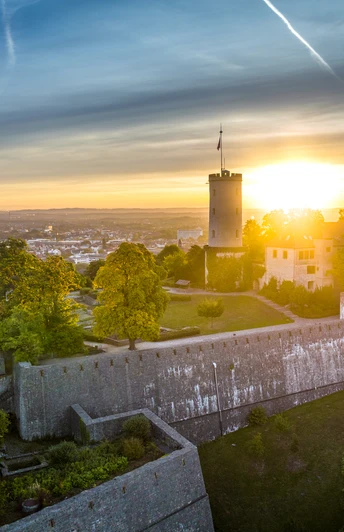 Bielefeld-Sparrenburg-Teutoburger-Wald-Tourismus-D-Ketz-014.jpg Blick auf die Veste Oberhaus in Passau bei Sonnenuntergang, mit historischen Mauern und üppigem Grün.