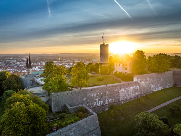 Bielefeld-Sparrenburg-Teutoburger-Wald-Tourismus-D-Ketz-014.jpg Blick auf die Veste Oberhaus in Passau bei Sonnenuntergang, mit historischen Mauern und üppigem Grün.
