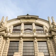 <p>Fassade des historischen Stadt-Theaters mit imposanter Architektur und künstlerischen Details.</p>