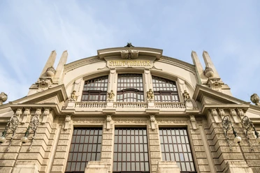 Bielefeld-Theater Bielefeld-Teutoburger-Wald-Tourismus-D-Ketz-094-CC-BY-SA.jpg <p>Fassade des historischen Stadt-Theaters mit imposanter Architektur und künstlerischen Details.</p>