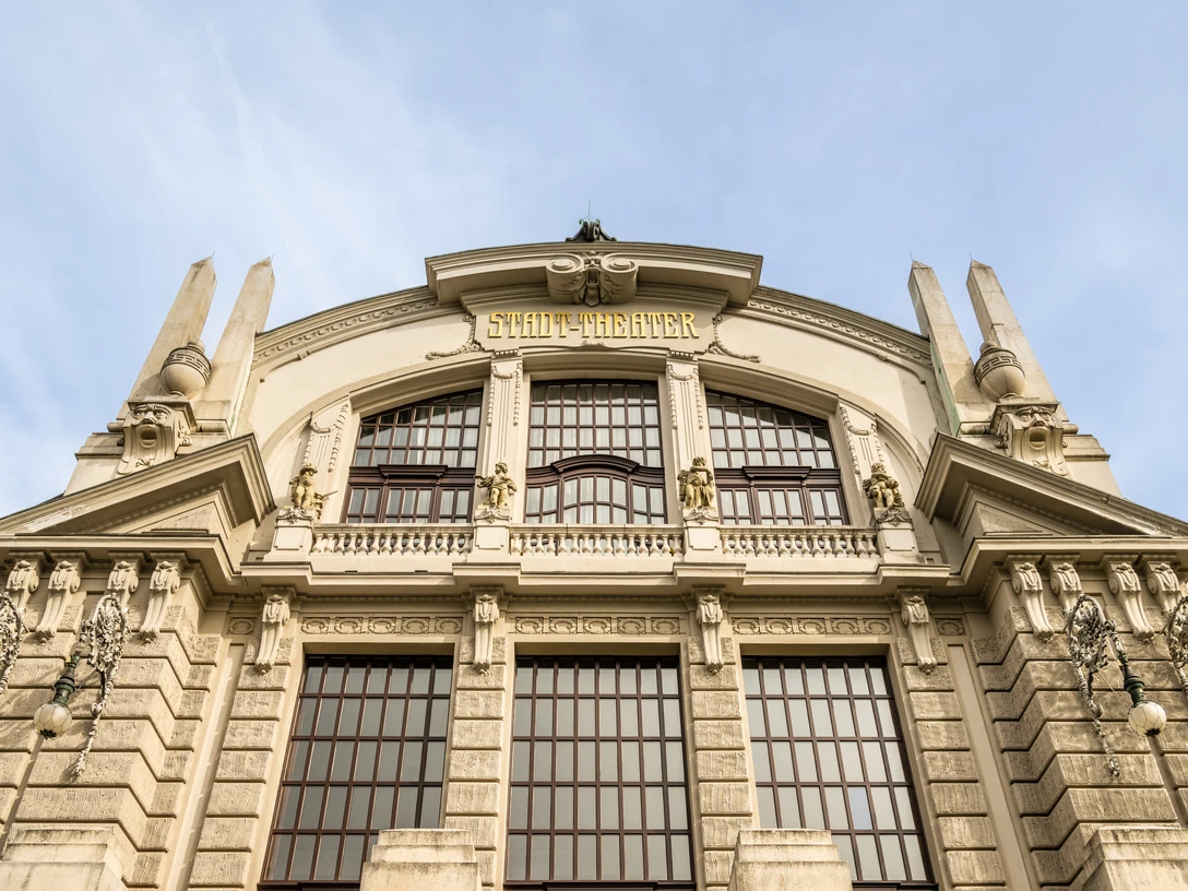 Bielefeld-Theater Bielefeld-Teutoburger-Wald-Tourismus-D-Ketz-094-CC-BY-SA.jpg <p>Fassade des historischen Stadt-Theaters mit imposanter Architektur und künstlerischen Details.</p>