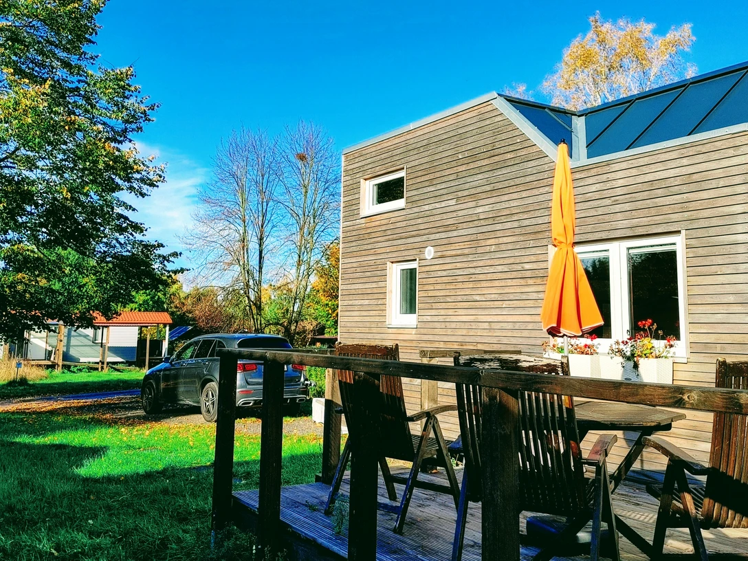 Außenansicht des my little tiny house` Außenansicht des my little tiny house`Exterior view of the my little tiny houseUdsigt til mit lillebitte hus udefraBuitenaanzicht van mijn kleine huisje