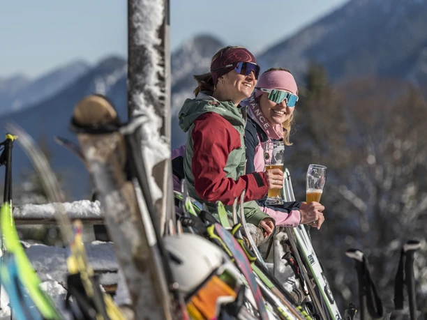 Pause an der Kolbensattelhütte Kolbensattelhütte Oberammergau Skigebiet Kolbensattel Naturpark Ammergauer Alpen