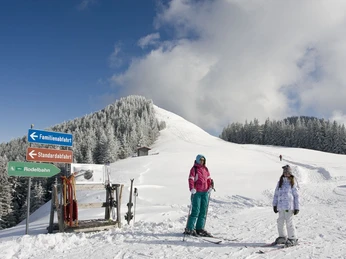Skifahrer am Hörnle Skigebiet Hörnle Bad Kohlgrub Naturpark Ammergauer Alpen