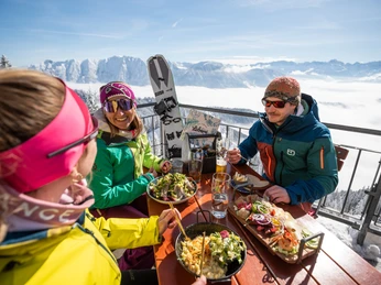 Mittagspause in der Laberei Berggaststätte Die Laberei Oberammergau Naturpark Ammergauer Alpen