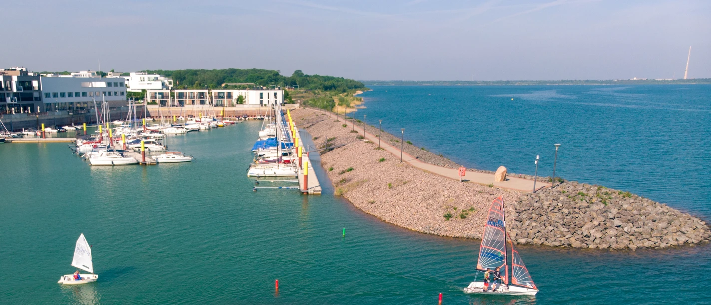 Bootsverleih am Zwenkauer See Segelbote am Hafen in Zwenkau