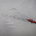 Beverungen-Weser Skywalk-Teutoburger-Wald-Tourismus-D-Ketz-021.jpg Ein rotes Kajak mit zwei Personen, die auf einem ruhigen Fluss paddeln, von oben gesehen.Een rode kajak met twee peddelende mensen op een kalme rivier, van bovenaf gezien.A red kayak with two people paddling on a calm river, seen from above.