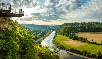 Beverungen-Weser Skywalk-Teutoburger-Wald-Tourismus-D-Ketz-007-CC-BY-SA.jpg <p>Blick von Aussichtsplattform auf Waldlandschaft und Fluss im Tal bei Sonnenuntergang.</p>