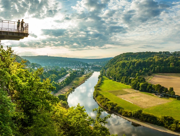Beverungen-Weser Skywalk-Teutoburger-Wald-Tourismus-D-Ketz-007-CC-BY-SA.jpg <p>Blick von Aussichtsplattform auf Waldlandschaft und Fluss im Tal bei Sonnenuntergang.</p><p>Uitzicht op het boslandschap en de rivier in de vallei vanaf het uitkijkplatform bij zonsondergang</p>.<p>View of the forest landscape and river in the valley from the viewing platform at sunset</p>.