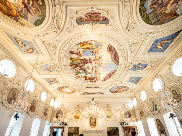 Prunkvoll verzierter Saal mit kunstvollen Deckenmalereien im Schloss Corvey, Höxter.