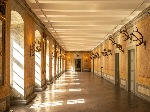 Hoexter-Corvey-Teutoburger-Wald-Tourismus-D-Ketz-032.jpg Langer, eindrucksvoller Flur mit lichtdurchfluteten Fenstern, Wandkronleuchtern und Geweihen an den Wänden.