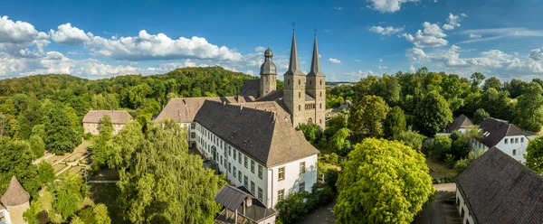 Marienmuenster-Abtei Marienmuenster-Teutoburger-Wald-Tourismus-D-Ketz-097.jpg Luftaufnahme der Abtei Bursfelde mit zwei markanten Türmen, umgeben von üppiger grüner Natur.